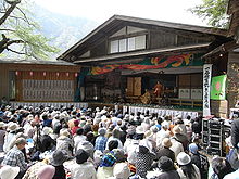 Publiken njuter av en kabuki-föreställning  