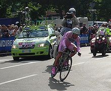 O líder da raça veste o maglia rosa, a camisa rosa