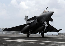Dassault Rafale M landar på det amerikanska hangarfartyget USS Dwight D. Eisenhower.