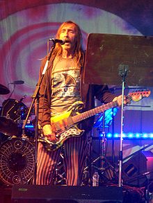 Dave Brock actuando en directo con Hawkwind en el festival Skyfest, celebrado en Biddulph Grange Country Park, Congleton, Staffordshire, Reino Unido, el domingo 12 de julio de 2009.  