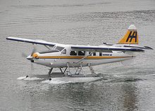 Un DeHavilland Single Otter con flotadores para aterrizar en el agua.  
