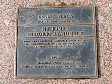 National Historic Landmark plaquette op Dealey Plaza, Dallas Texas.