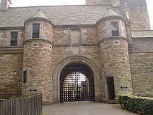 Портата на замъка Дийн.  