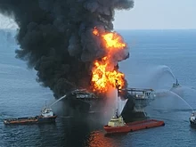 Deepwater Horizon booreiland na de explosie in 2010.