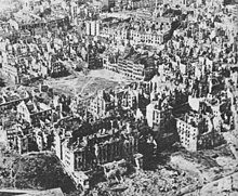 85% kota Warsawa hancur. Tengah: reruntuhan Pasar Kota Tua, Warsawa.