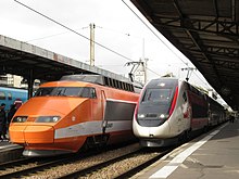 Dwa pociągi TGV na dworcu kolejowym Paryż-Gare-de-Lyon w Paryżu