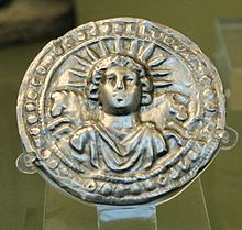 Repusowany srebrny dysk z wizerunkiem Sol Invictus, Rzym, III wiek, znaleziony w Pessinus (British Museum)