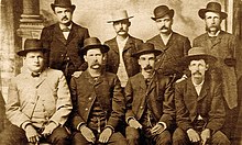 1883年6月10日，"道奇市和平委员会"。(从左至右)站立。William H. Harris, Luke Short, Bat Masterson, William F. Petillon.坐着的：查理-巴塞特、怀特-厄普森、威廉-F-佩蒂恩。Charlie Bassett, Wyatt Earp, Michael Francis "Frank" McLean and Cornelius "Neil" Brown.