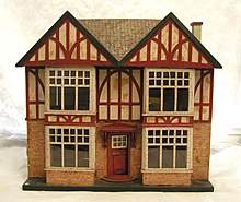 Casa de bonecas estilo Tudor de aproximadamente 1930