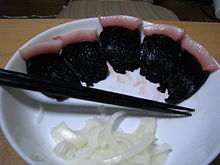 Egy tányér delfin sashimi.