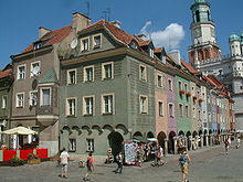 As casas altas e estreitas da cidade de Poznań são pintadas em cores diferentes.