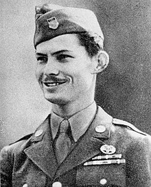 Doss på väg att ta emot hedersmedaljen i oktober 1945  