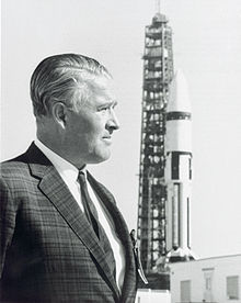 Von Braun na frente de um foguete