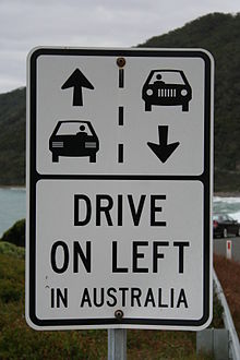 Australian Great Ocean Roadilla oleva kyltti, joka muistuttaa ulkomaisia kuljettajia pysymään vasemmalla.