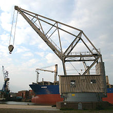 Pressurized water slewing crane in Bremerhaven (1899)