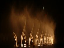 Dubai purskkaev, mis esitab laulu "Bassbor Al Fourgakom" saatel.