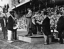 Svensk kung som tilldelar guldmedalj i simning till Duke Kahanamoku vid spelen 1912  
