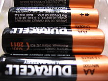 Baterias alcalinas comuns. Estas baterias têm um pó de zinco cinza azulado no meio da bateria.
