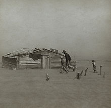 Um agricultor e seus dois filhos durante uma tempestade de poeira no condado de Cimarron, 1936