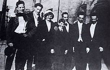 De enige bekende foto van de hele familie Marx, ca. 1915. Van links naar rechts: Groucho, Gummo, Minnie (moeder), Zeppo, Sam (vader), Chico, en Harpo.  