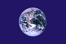 A Föld Napja zászlón a NASA Blue Marble fotója látható.