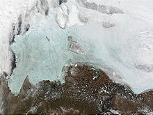 Satellietfoto van de Nieuwe Siberische Eilanden, met links de Laptev Zee en rechts een deel van de Oost-Siberische Zee.