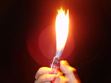 パワー系のバラードでは、観客が火のついたライターを掲げて感動を呼び起こすのが通例だ。