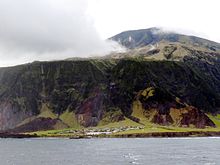 Edinburgh van de Zeven Zeeën, Tristan da Cunha, met Queen Mary's Peak in de rug.