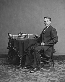 Thomas Edison met fonograaf. Edison wordt beschouwd als een van de meest productieve uitvinders in de geschiedenis, met 1.093 Amerikaanse patenten op zijn naam.  