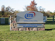 O sinal de boas-vindas da ETS, como visto da Rosedale Road em Lawrence Township