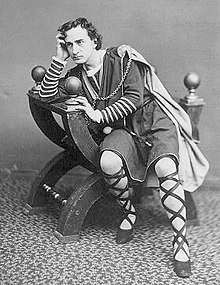 Un actor interpretando a Hamlet.