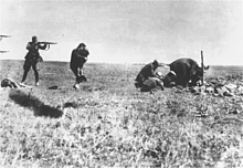 Einsatzgruppen SS so umorili številne civiliste, med njimi tudi to žensko, ki je skušala s telesom zaščititi svojega otroka, preden so jo ustrelili.