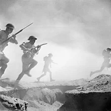 Postup pěchoty během bitvy u El Alameinu.