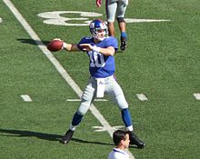New York Giants QB Eli Manning rzucający podczas rozgrzewki przedmeczowej w 2009 roku. Zwróćcie uwagę jak trzyma piłkę i jak ułożone są jego nogi.
