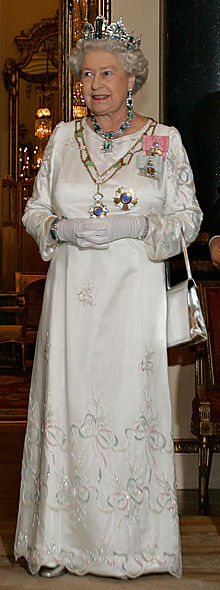 Em um banquete estatal no palácio de Buckingham, Sua Majestade usa o Grande Colar da Ordem Brasileira do Cruzeiro do Sul e um colar de aquamarines brasileiros.