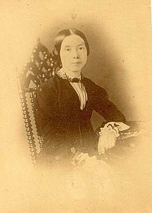  Emily Dickinson era una poetessa che soffre soprattutto a causa della sua famiglia ma che continua ad andare avanti fino a diventare una delle poetesse più conosciute (questa forse è un'immagine di lei)