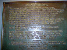 Plakette til ære for digteren Emma Lazarus, med teksten til "The New Colossus"