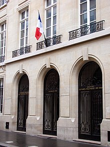 Main entrance at 27, rue Saint-Guillaume
