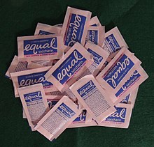 Umělá sladidla se často dodávají v balíčcích, jako je tento. Obsahuje sacharin.  