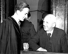 Von Weizsäcker als lid van zijn vaders verdediging tijdens het Ministrieel Proces.