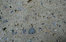 10 x 15 cm:n näyte tuffista, joka sisältää muiden kivien kulmikkaita fragmentteja (Saksa).  