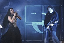 Evanescence optræder i Le Zenith, Paris i 2004. Lee er afbildet sammen med guitaristen Terry Balsamo, som erstattede Moody som bandets leadguitarist.  