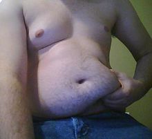 Ylipainoinen teini-ikäinen poika, jolla on liikaa rasvakudosta vatsallaan.  