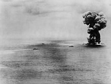 Super cuirasatul Yamato explodează în urma unor atacuri ale avioanelor americane.  