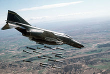 Le F-4E de l'USAF de la 347e Escadre d'Appui Tactique lâche des bombes de 500 livres.