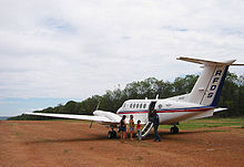 Eine Beechcraft Super King Air des RFDS auf einer abgelegenen Landebahn