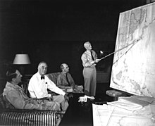 Prezident Franklin Roosevelt jako vrchní velitel se svými vojenskými veliteli během druhé světové války. (Zleva doprava: Roosevelt, admirál William D. Leahy a admirál Chester W. Nimitz).