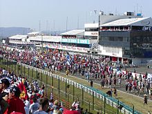 Fanoušci na závodní dráze po skončení závodu Velké ceny Maďarska 2003.