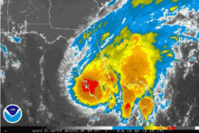 Den tropiska stormen Fay förstärks och försvagas sedan när den passerar över södra och mellersta Florida.  