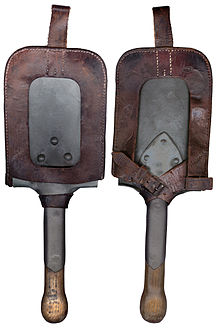 German field spade from the First World War; manufacturer: T.D.G., the handle was shortened after a breakage